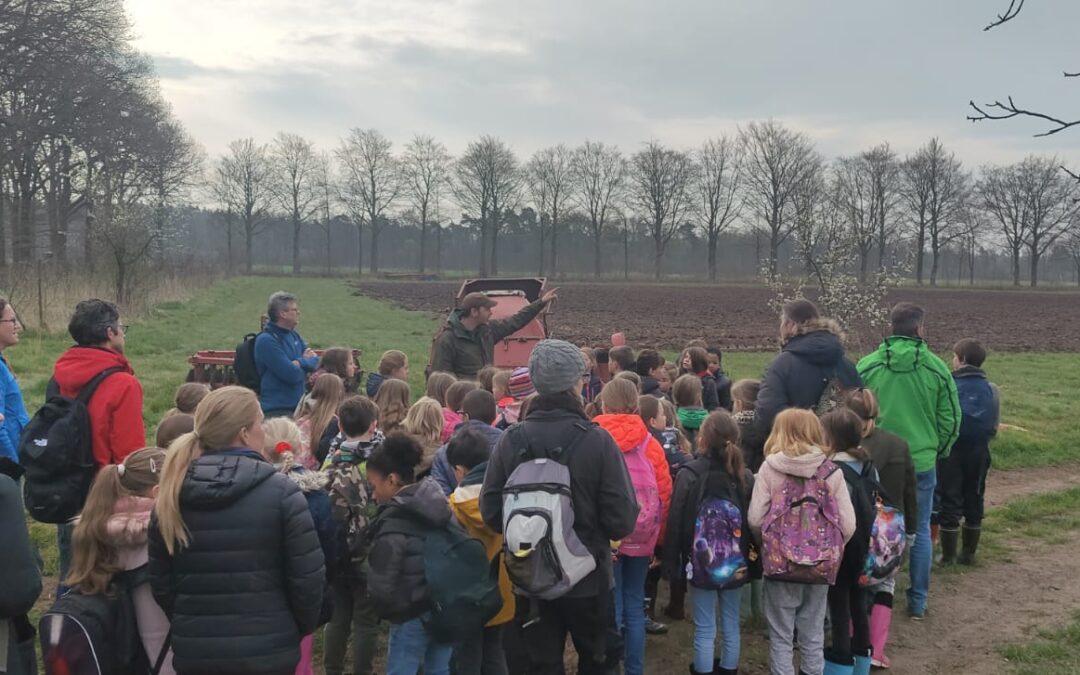 Vrije school De Tiliander helpt op de boerderij