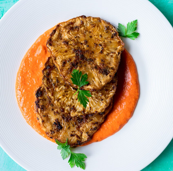 KNOLSELDERIJ STEAKS MET GEROOSTERDE PAPRIKASAUS