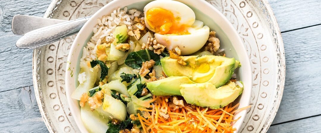 Paksoi bowl met volkoren rijst